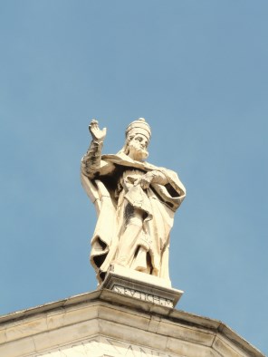 교황 성 에우티키아노_photo by Davide Papalini_on the facade of the Cathedral of Santa Maria Assunta in Sarzana_Italy.jpg